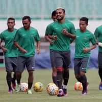 Timnas Indonesia gelar latihan pertama jelang menghadapi Vietnam pada Sabtu (3/11/2016) di Stadion Pakansari Cibinong (Liputan6.com/Helmi Fithriansyah)