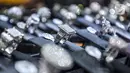 Sejumlah cincin berlian dipajang di toko perhiasan di Pasar Rawa Bening, Jatinegara, Jakarta, Kamis (11/11/2021). Harga jual berlian mengalami penurunan mencapai 15 persen. (merdeka.com/Iqbal S. Nugroho)