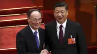 Wang Qishan berjabat tangan dengan Presiden Xi Jinping setelah resmi ditunjuk sebagai Wakil Presiden China (AP)