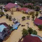 Foto udara ini memperlihatkan kawasan yang terendam banjir akibat hujan lebat selama sepekan terakhir dan jebolnya tanggul sungai di Lhoksukon, Aceh Utara pada 6 Oktober 2022. (AFP/Zikri Maulana)