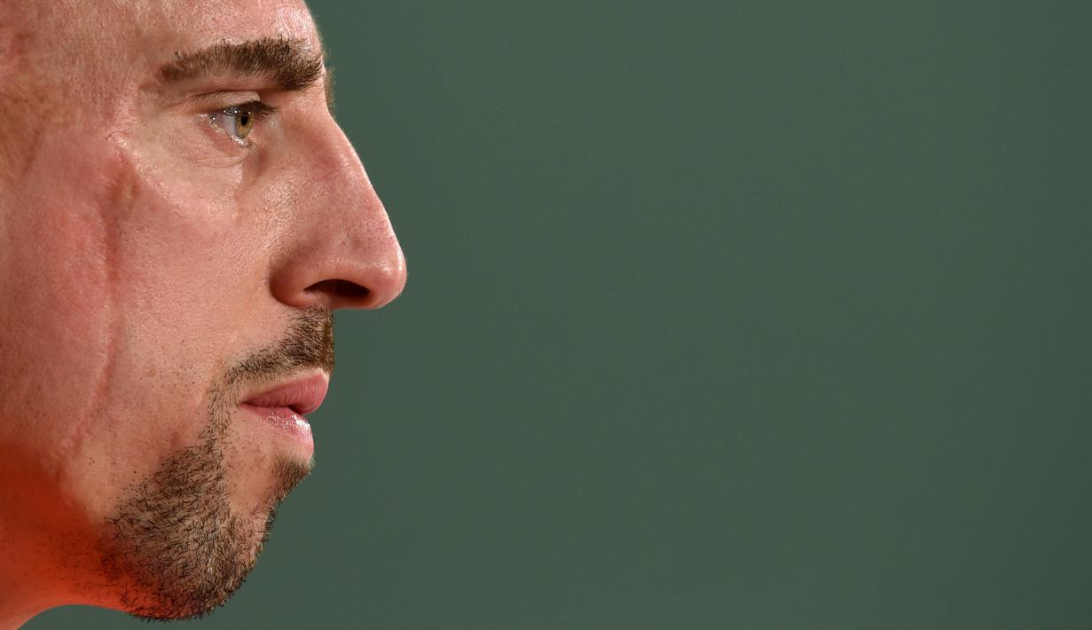 Ekspresi pemain Bayern Munchen, Franck Ribery, saat menghadiri konferensi pers jelang melawan Juventus di babak 16 besar Liga Champions di Munchen, Jerman, (15/3/2016). (AFP/Christof Stache)