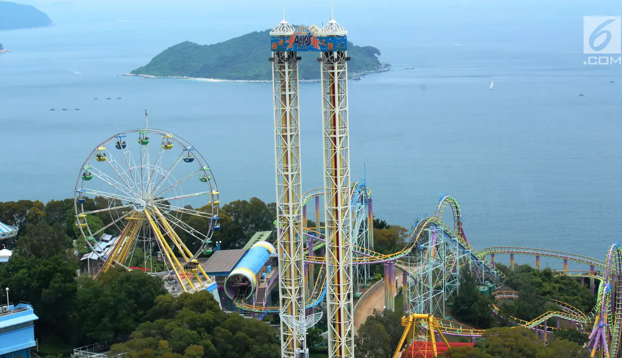 Pemandangan Ocean Park yang bisa terlihat dari atas Cable Car, Hong Kong (18/5). Ocean Park ini memiliki lebih dari 80 wahana bermain seru, salah satunya adalah Ferris Wheel setinggi 24 meter. (Liputan6.com/Ahmad Ibo)