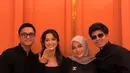 Disusul satu bulan setelahnya, Sarah Menzel yang dilamar Azriel Hermansyah. Momen lamaran keduanya tak kalah romantis karena disaksikan keluarga besar. [@ssarah_menzel].