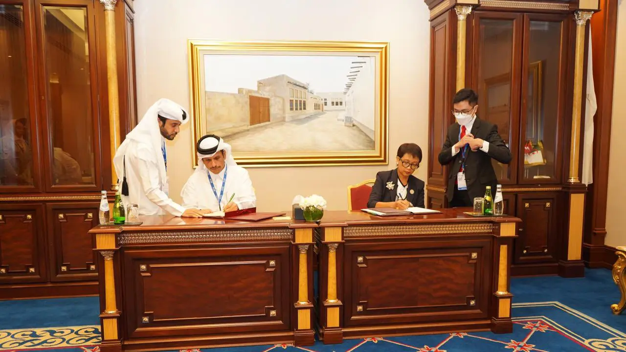 Penandatanganan Letter of Intent : dari kiri - Menlu Indonesia Retno Marsudi dan Menteri Luar Negeri Qatar Muhammad bin Abdurrahman al-Thani, di Doha, ibu kota Qatar. (Menlu Retno/Twitter)