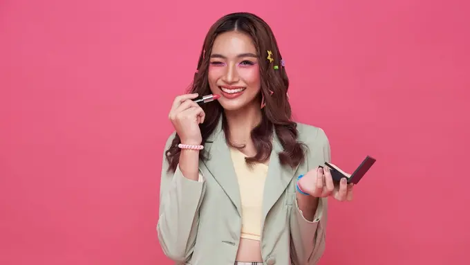 Produk Makeup yang Wajib Dimiliki Menurut MUA Li Jing