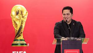 Menteri Pemuda dan Olahraga (Menpora) Republik Indonesia yang juga Ketua Umum Persatuan Sepak Bola Seluruh Indonesia (PSSI), Erick Thohir menyambut baik kedatangan trofi Piala Dunia ke Indonesia. Tampak dalam foto, Menteri Pemuda dan Olahraga (Menpora) Republik Indonesia yang juga Ketua Umum Persatuan Sepak Bola Seluruh Indonesia (PSSI), Erick Thohir memberi sambutan pada seremoni gelaran FIFA World Cup Trophy Tour by Coca-Cola di Jakarta International Convention Center (JICC), Senayan, Jakarta, Kamis (22/1/2026). (Bola.com/Abdul Aziz)