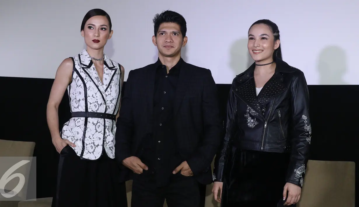Ki-ka: Julie Estelle, Iko Uwais dan Chelsea Islan saat menghadiri acara press screening dan jumpa press film Headshot di kawasan Senayan, Jakarta, Kamis (1/12). Film Headshot akan ditayangkan serentak pada 8 Des 2016. (Liputan6.com/Herman Zakharia)