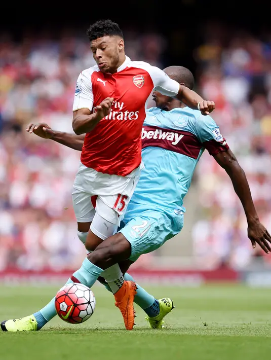 Bek West Ham, Angelo Ogbonna (kanan) berusaha merebut bola dari gelandang Arsenal, Alex Oxlade Chamberlain pada pertandingan Liga Primer Inggris di Stadion Emirates, London, (9/8/2015). West ham menang 2-0 atas Arsenal. (Reuters/Tony O'Brien)
