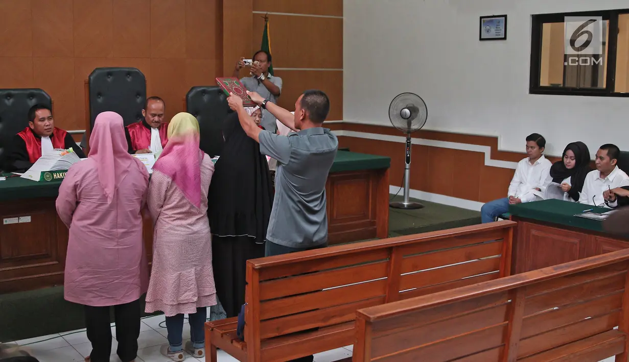 Para saksi disumpah sebelum memberi kesaksiannya saat sidang kasus dugaan penipuan First Travel di PN Kota Depok, Senin (12/3). Keempat saksi merupakan calon jemaah yang menjadi korban penipuan dan penggelapan. (Liputan6.com/Herman Zakharia)