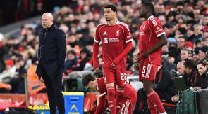 Arne Slot (kiri) bersiap-siap melakukan pergantian pemain saat Liverpool menghadapi Barnsley pada lanjutan Piala FA 2025/2026 di Anfield, Selasa (13/1/2026) dini hari WIB. (PETER POWELL / AFP)