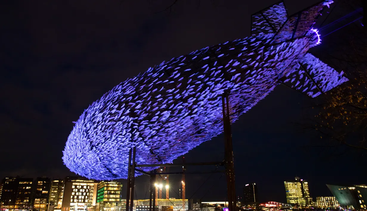 Proyeksi cahaya buatan berjudul "big Bang" oleh UxU Studio selama Amsterdam Light Festival di Amsterdam, Belanda, 27 November 2019. Festival dengan tema "DISRUPT!" tersebut digelar mulai 28 November hingga 19 Januari 2020 mendatang. (AP/Peter Dejong)