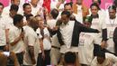 Presiden Joko Widodo memakai jaket bertuliskan Son Of Democracy Indonesia 98 yang diberikan oleh aktivis 98 selama acara Halalbihalal di Jakarta, Minggu (16/6/2019). (Liputan6.com/Angga Yuniar)