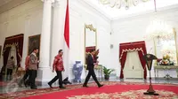 Presiden Jokowi (kanan) bersama Ketum PAN Zulkifli Hasan dan Ketum Hanura Wiranto bersiap memberi keterangan di Istana Negara, Jakarta, Rabu (2/9/2015). PAN menyatakan resmi bergabung dengan koalisi partai pendukung pemerintah.(Liputan6.com/Faizal Fanani)