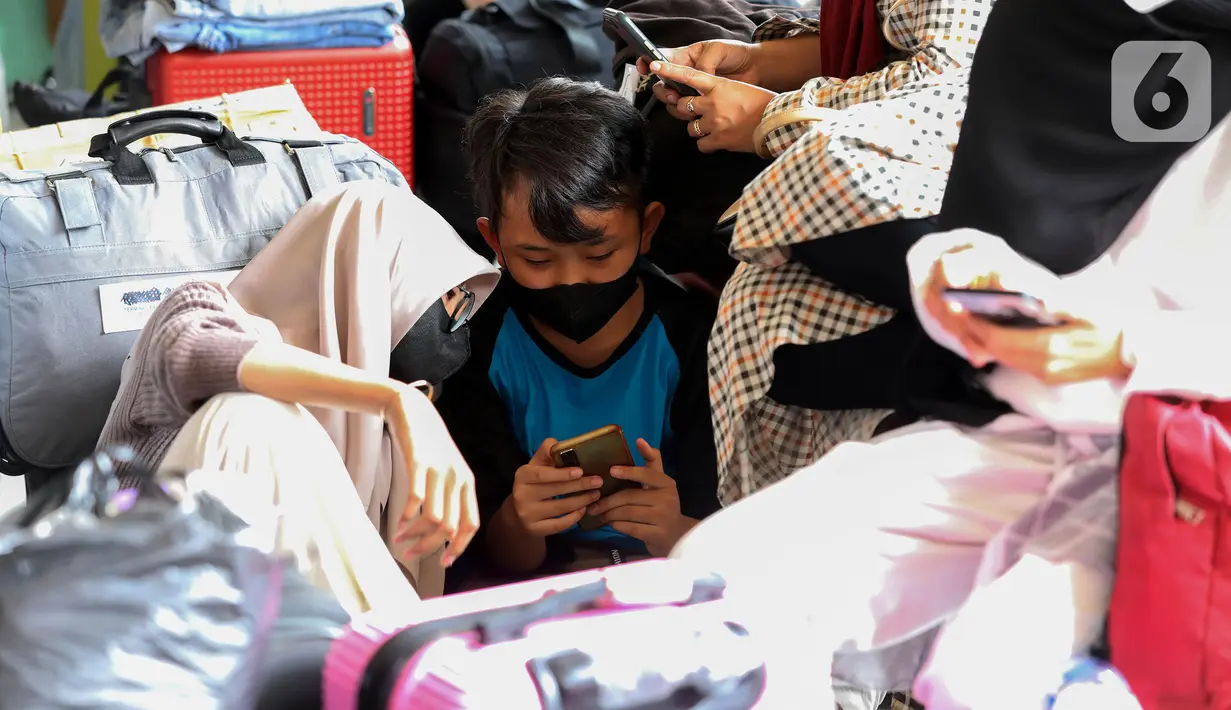 Diprediksi, jumlah pemudik akan terus meningkat, mengingat puncak arus mudik baru terjadi esok hari. (Liputan6.com/Johan Tallo)