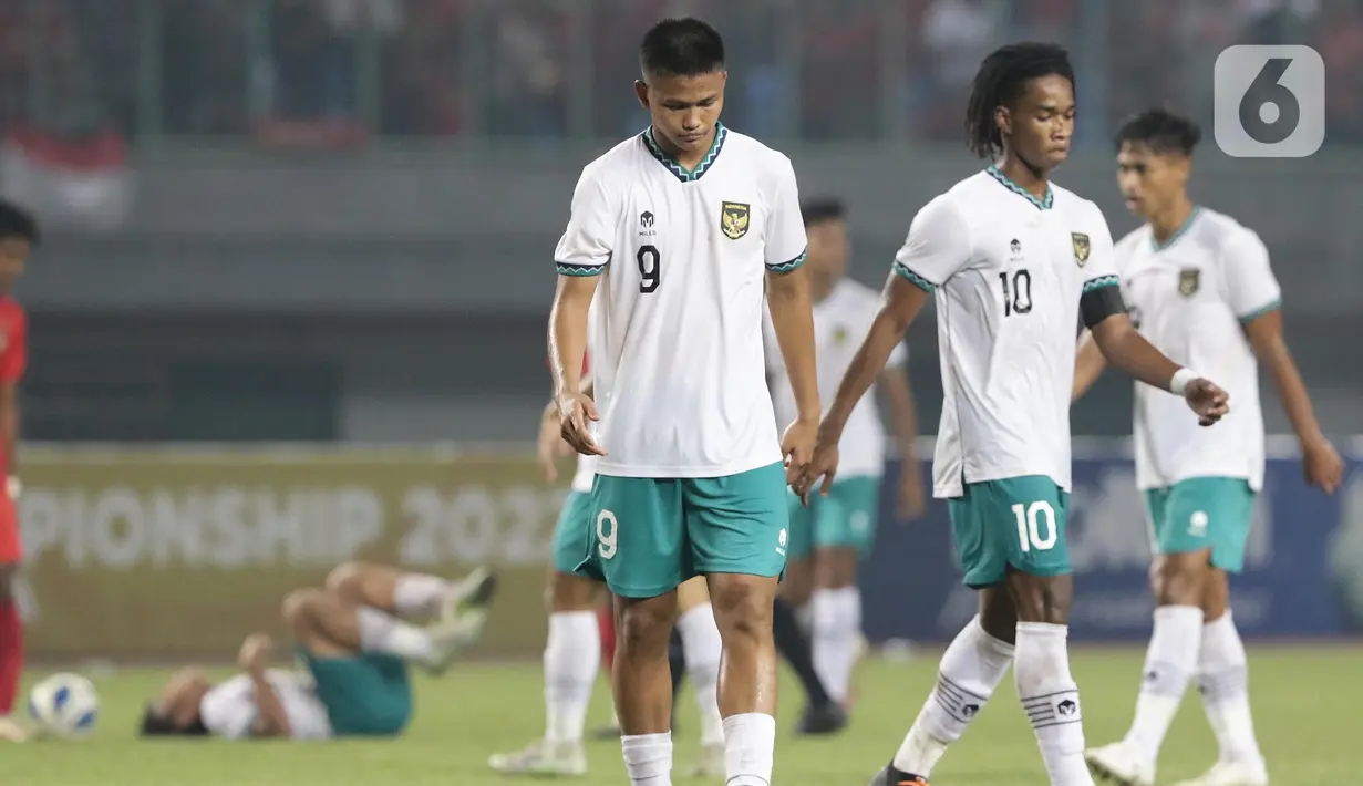 Pemain Timnas Indonesia U-19, Hokky Caraka Bintang B (tengah) saat melawan Myanmar U-19 pada laga terakhir penyisihan grup A Piala AFF U-19 2022 di Stadion Patriot Candrabhaga, Bekasi, Jawa Barat, Minggu (10/7/2022). Timnas Indonesia U-19 gagal melaju ke semifinal setelah kalah produktivitas gol dengan Thailand dan Vietnam yang bermain imbang 1-1. (Liputan6.com/Helmi Fithriansyah)
