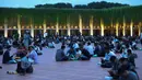 Hal ini sejalan dengan semangat inklusivitas dan toleransi yang terus dijunjung tinggi oleh Masjid Istiqlal. Tampak dalam foto, umat muslim menikmati makanan berbuka puasa pada hari pertama Ramadan 1447 Hijriah di Masjid Istiqlal, Jakarta, Selasa (19/2/2026). (Kapanlagi.com/Budy Santoso)