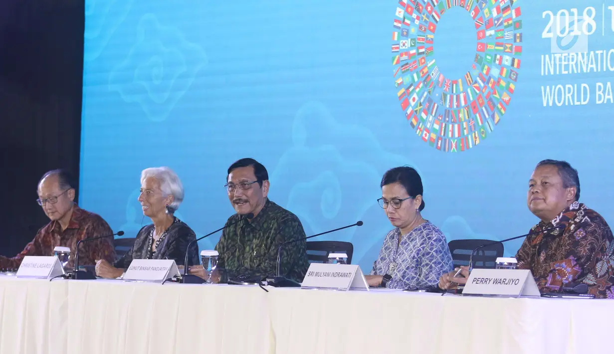 Ketua Panitia IMF-Bank Dunia Luhut Binsar Pandjaitan (tengah), Direktur Pelaksana IMF Christine Lagarde, Presiden Bank Dunia Jim Yong Kim, Menkeu Sri Mulyani, dan Gubernur BI Perry Warjiyo saat penutupan, Bali, Minggu (14/10). (Liputan6.com/Angga Yuniar)