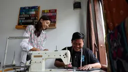 Sinta memantau detail pengerjaan sambil berdialog hangat dengan salah satu karyawannya. Menurutnya, kolaborasi dan komunikasi adalah kunci dalam menjaga kualitas produksi dan semangat tim. (Foto:Dok.BRI)