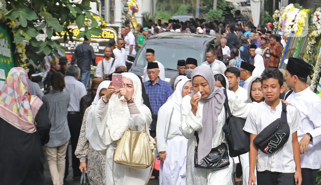 Suasana rumah duka KH Salahuddin Wahid atau Gus Sholah di Tendean, Jakarta, Senin (3/2/2020). Pemimpin Pondok Pesantren Tebuireng tersebut meninggal pada usia 78 tahun. (Liputan6.com/Herman Zakharia)