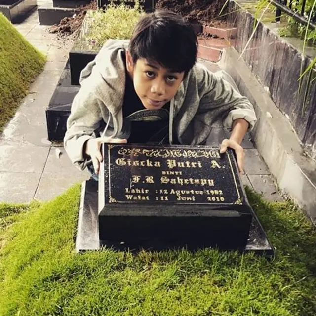6 Potret Kenangan Gisca Putri Anak Dewi Yull dan Buah Hatinya, Meninggal Dunia di Usia 28 Tahun