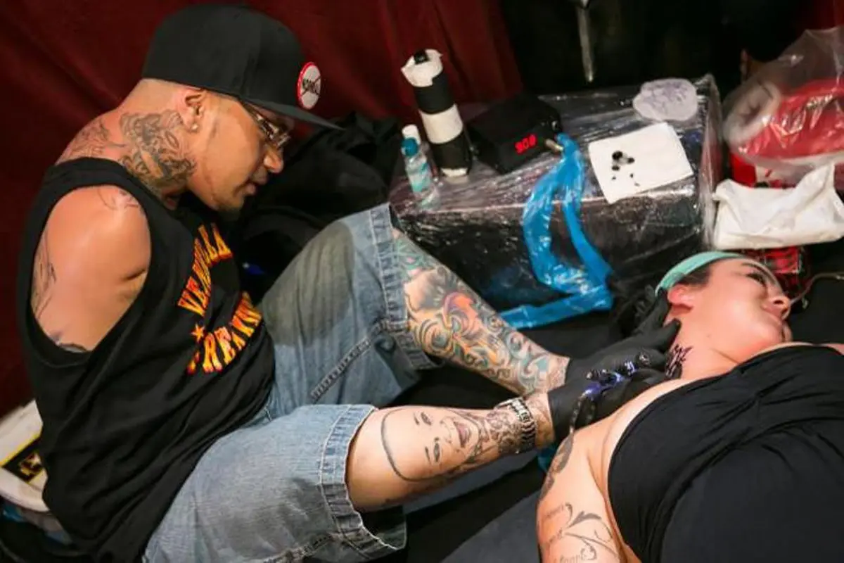 Keren, Tak Punya Tangan 'Tattoo Artist' Ini Berkarya dengan Kaki