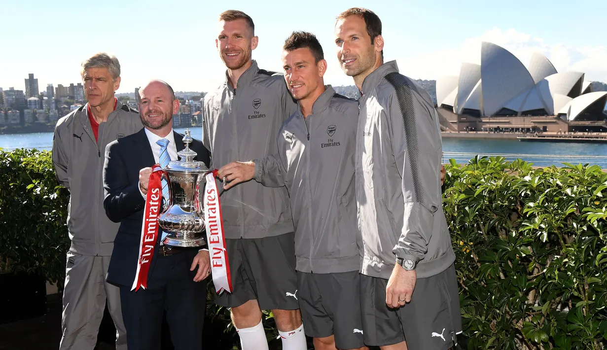 Pelatih dan pemain Arsenal foto bersama Menteri Pariwisata, Niall Blair di depan Sydney Opera House, Sydney, Selasa (11/7/2017). Arsenal melakukan tur pramusim ke Australia dengan melawan Sydney FC dan Sydney Wanderers. (AFP/William West)