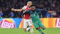 Duel antara Hakim Ziyech dan Danny Rose pada leg kedua semifinal Liga Champions yang berlangsung di Stadion Amsterdam Arena, Amsterdam, Kamis (9/5). Spurs menang 3-2 atas Ajax. (AFP/Emmnauel Dunand)