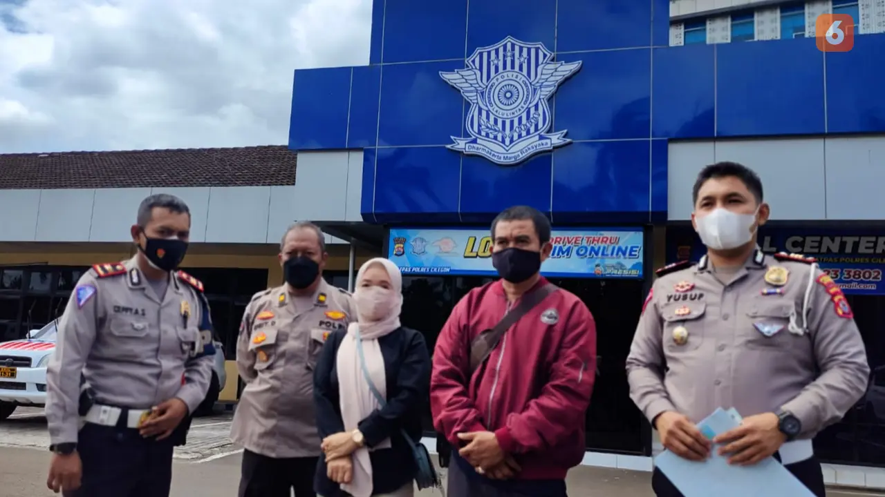 Polisi Tilang Sejoli Bawa Motor Masuk Tol Tangerang-Merak. (Senin, 24/01/2022). (Liputan6.com/Yandhi Deslatama).