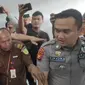Mantan Bupati Indragiri Hilir Indra Muchlis Adnan saat digiring petugas Kejati Riau ke mobil tahanan. (Liputan6.com/M Syukur)