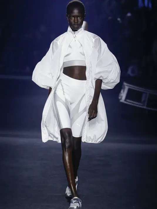 Diadakan di Park Avenue Armory, New York, PUMA mengubah sebuah ruang menjadi instalasi seni, dengan pencahayaan, proyeksi, berbagai elemen eksperimental, dan penampilan musik oleh Eartheater. [Foto: Document/PUMA]