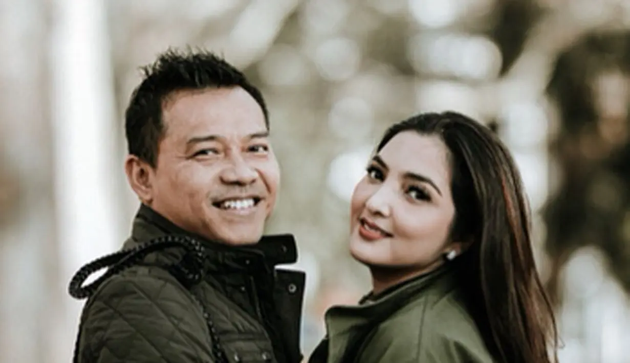 Tidak hanya bertemu, Ashanty dan Anang pun sempat berfoto dengan orang nomor satu di Indonesia saat ini. Pasangan suami istri ini begitu bahagia bisa berjumpa dengan Bapak Jokowi. (Instagram/Ashanty_ash)