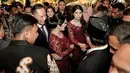 Sementara itu, Almira kenakan kebaya V-Neck dengan kalung berlian yang lebih tipis. Sehingga terlihat elegan tanpa terkesan berlebihan [@agusyudhoyono]