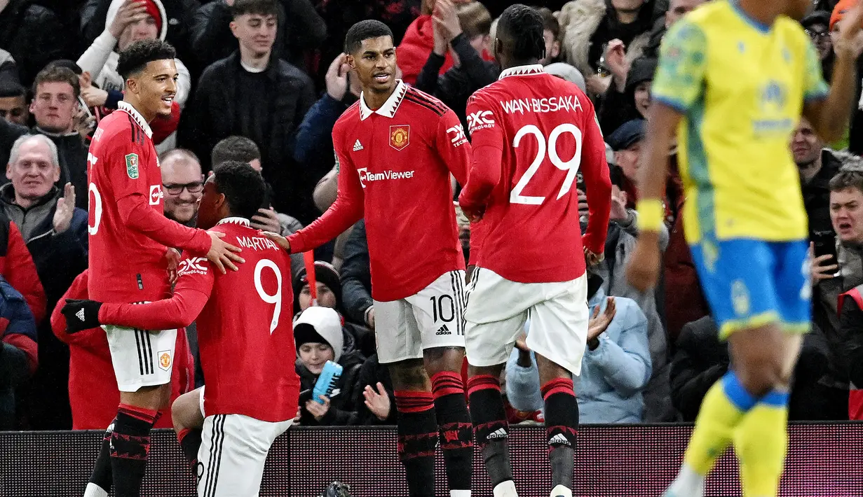 Pemain Manchester United, Jadon Sancho, merayakan gol bersama rekannya saat melawan Nottingham Forest pada leg kedua babak semifinal Carabao Cup di Stadion Old Trafford Jumat (2/2/2023). Sancho sempat hilang dari skuad United mulai Oktober 2022, tepatnya usai laga kontra West Ham. (AFP/Paul Ellis)