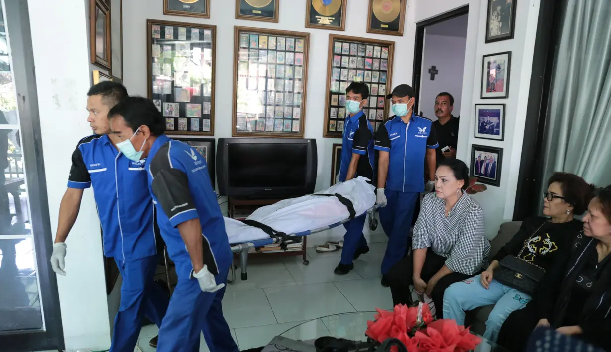 "Nggak ada keluhan. Beberapa hari ini memang lagi rame katanya papa meninggal, cuma kami tadinya kan belum berfikir negatif, kami fikir doa untuk papa bisa sembuh, tapi ternyata beliau bener-bener mau pergi," tandas Dino. (Adrian Putra/Bintang.com)