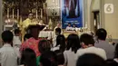 Romo memimpin misa malam Natal di Gereja Katedral, Jakarta, Selasa (24/12/2019). Misa dipimpin oleh Romo Albertus Hani Rudi Hartoko SJ, Romo Joannes Maryana SJ, dan Romo Yusuf Edi Mulyono SJ. (Liputan6.com/Faizal Fanani)