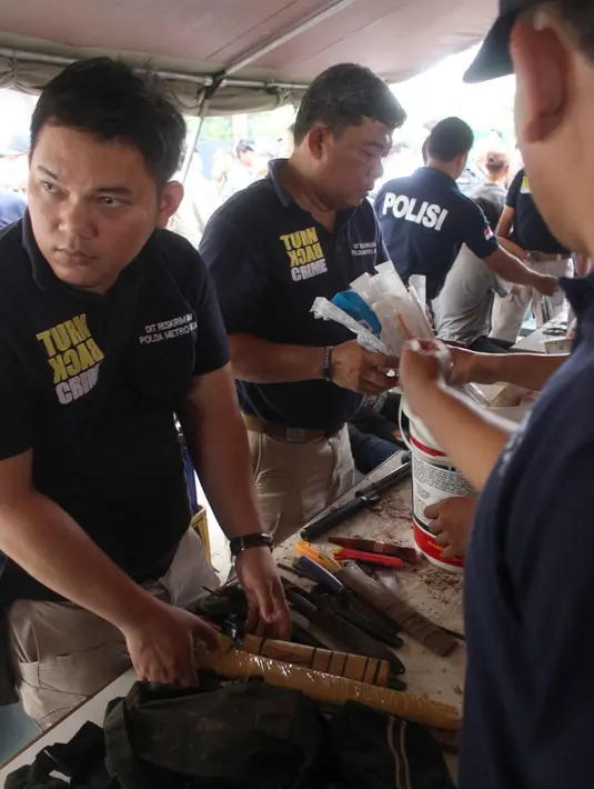 Puluhan senjata tajam diamankan petugas saat operasi pekat di kawasan kalijodo, Jakarta, Sabtu (20/2/2016). Polda Metro Jaya bersama TNI serta Satpol PP, Operasi penyakit masyarakat di kawasan kalijodo. (Liputan6.com/Faizal Fanani)