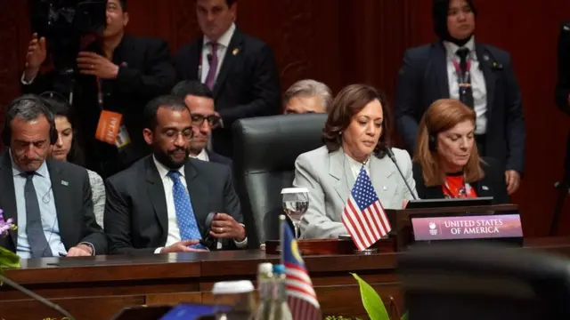 Presiden Joko Widodo didampingi oleh Menteri Koordinator Bidang Perekonomian Airlangga Hartarto bertemu Wakil Presiden (Wapres) Amerika Serikat (AS) Kamala Harris di sela-sela KTT ASEAN di Jakarta Convention Center. (Dok Kemenko Perekonomian)