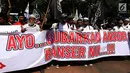 Massa Aksi Bela Tauhid membentangkan spanduk berisi tuntutan di depan Gedung Kemenko Polhukam, Jakarta, Jumat (26/10). Aksi ini mengkibatkan sejumlah ruas jalan mengalami kemacetan. (Merdeka.com/Imam Buhori)