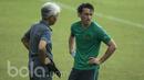 Direktur Teknik PSSI, Danurwindo, memberikan masukan kepada striker Timnas Indonesia U-22, Ezra Walian. Danurwindo sendiri dahulu merupakan pelatih Timnas Indonesia saat era Primavera pada tahun 90an. (Bola.com/Vitalis Yogi Trisna)