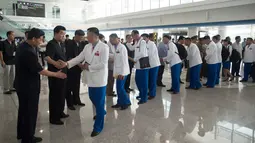 Atlet Korut yang dikepalai Wakil Menteri Olahraga Korea Utara, Won Kil U bersiap meninggalkan bandara internasional Pyongyang, Korut (10/8). Korut akan berpartisipasi dalam Asian Games 2018 di Jakarta dan Palembang, Indonesia. (AFP Photo/Kim Won-Jin)