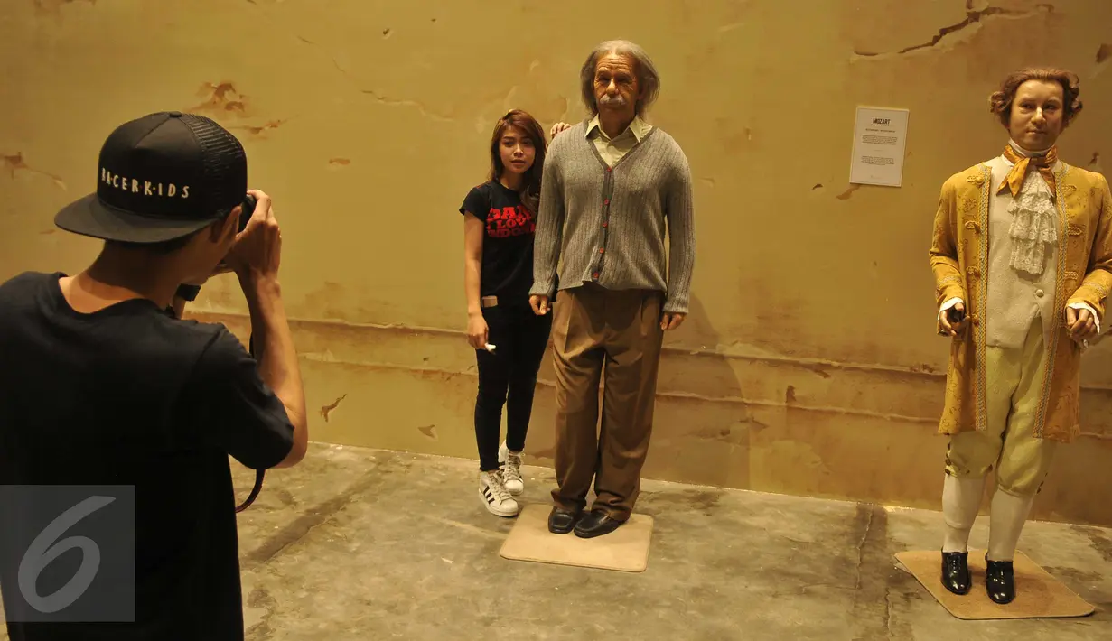 Pengunjung berselfie dengan patung lilin Albert Einstein di Museum Alive Star Ancol, Jakarta (6/5). Museum yang berada di Ancol Beach City Mall lantai 3 ini menampilkan patung-patung lilin dari selebriti dan tokoh dunia. (Liputan6.com/Gempur M Surya)