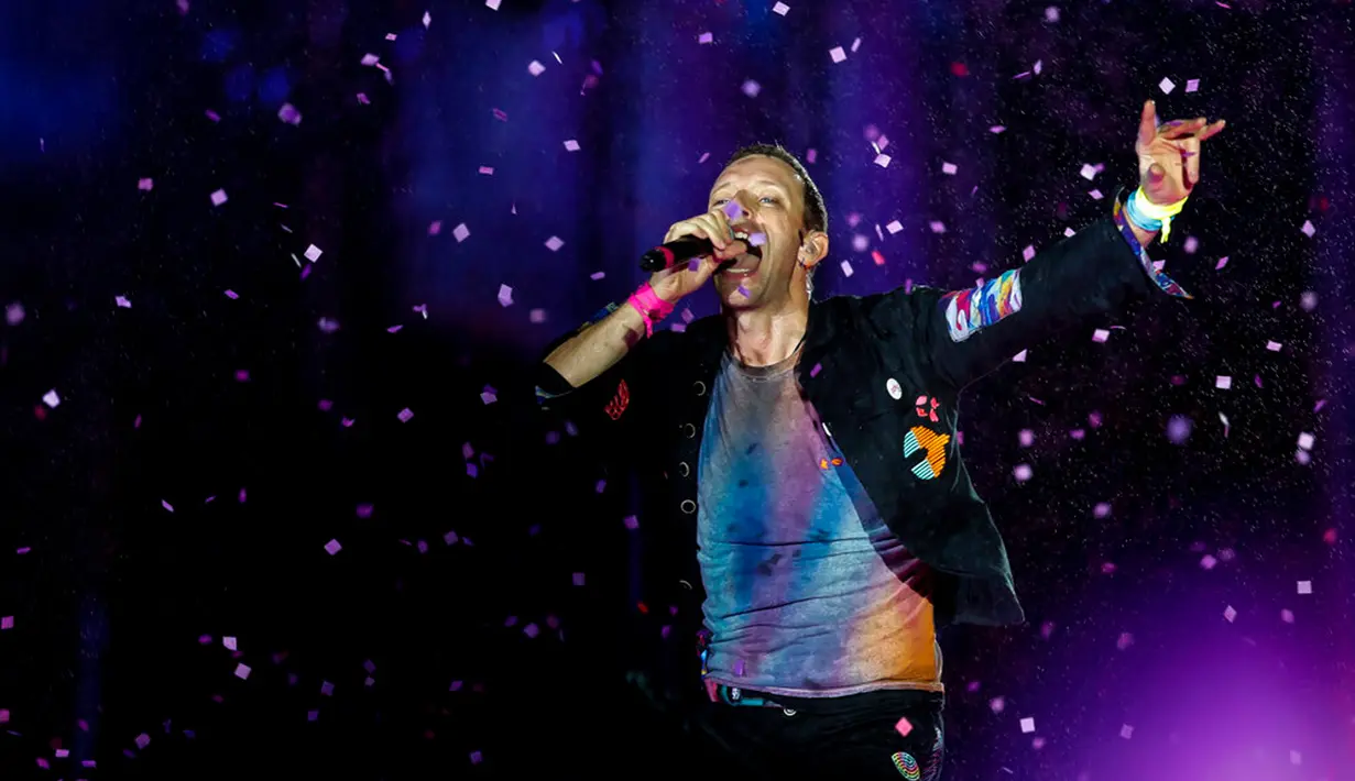 Vokalis dari band rock Inggris Coldplay, Chris Martin tampil pada festival musik Rock in Rio di Rio de Janeiro, Brasil, Minggu (11/9/2022). Coldplay memukau penonton yang emosional di Rock in Rio 2022. (AP Photo/Bruna Prado)