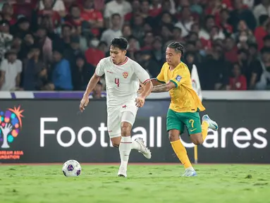 Pemain Timnas Indonesia, Wahyu Prasetyo (kiri) berebut bola dengan pemain Australia, Samuel Silvera pada laga Kualifikasi Piala Dunia 2026 yang berlangsung di Stadion Utama Gelora Bung Karno (SUGBK), Senayan, Jakarta, Selasa (10/09/2024). (Bola.com/Bagaskara Lazuardi)