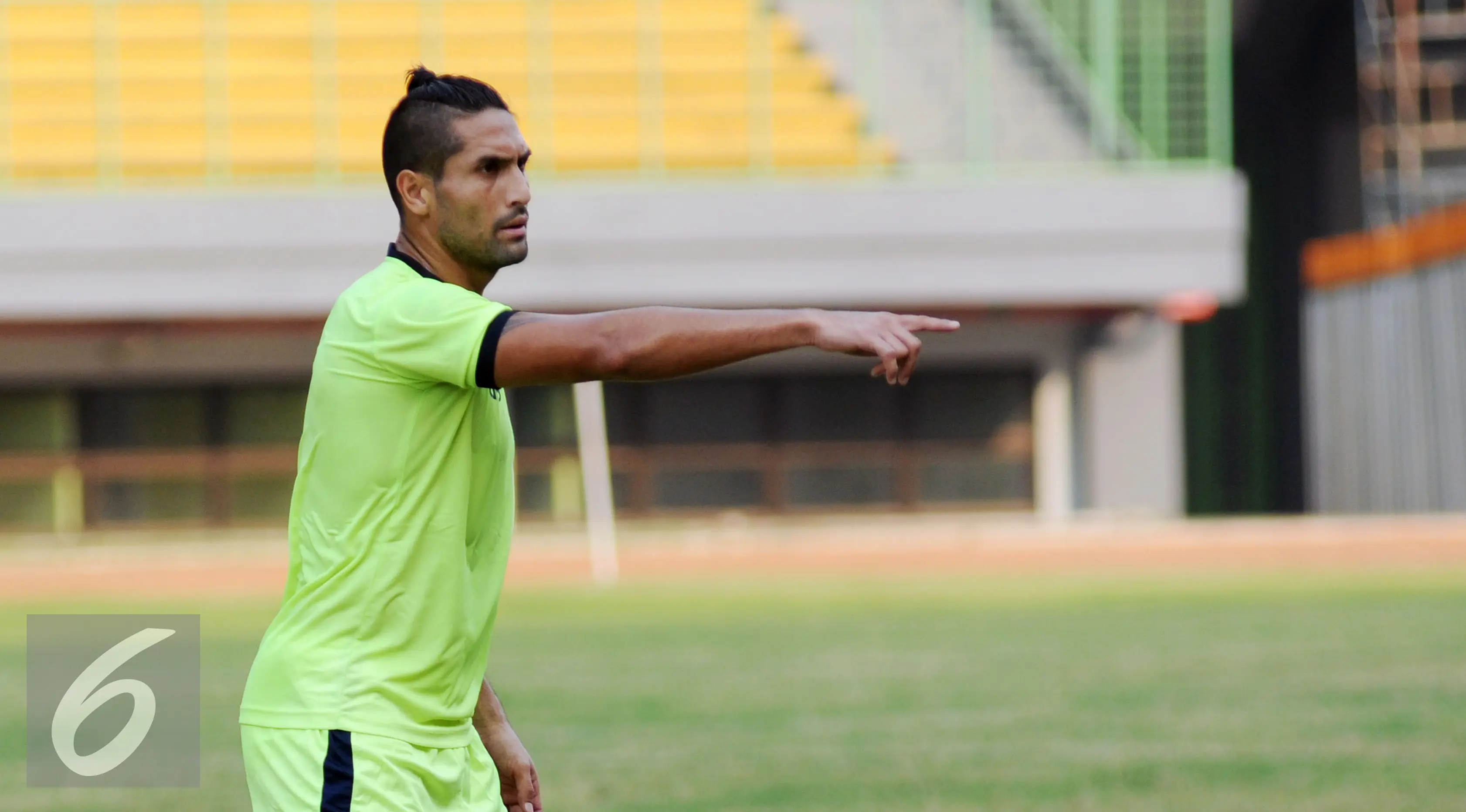 Gaston Castano dijajal Persela. (Liputan6.com/Helmi Fithriansyah)