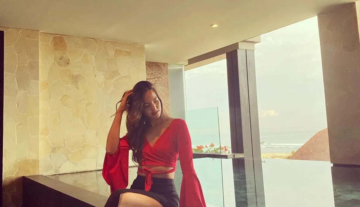 Meski sudah memiliki 3 anak, Nia Ramadhani tampil bak remaja dengan outift cross over top berwana merah. Semakin memesona dengan pose dipinggir kolam.  (Liputan6.com/IG/@ramadhaniabakrie)