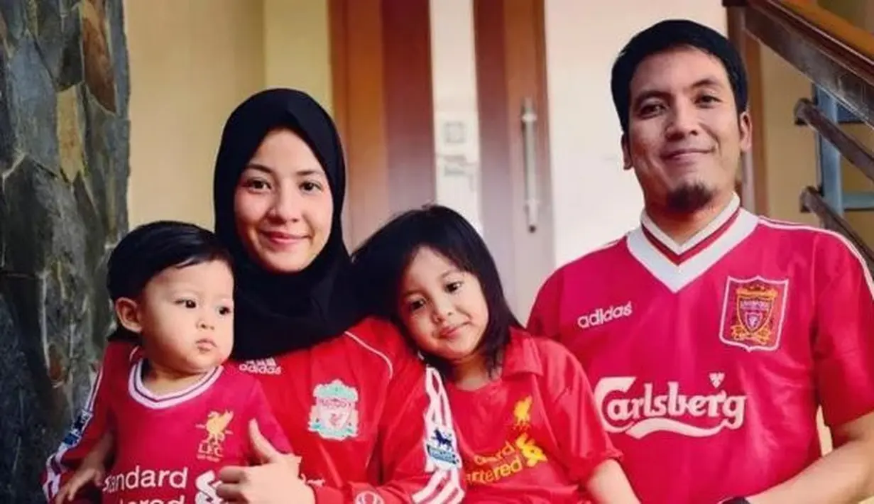 Desta juga kompak kenakan jersey tim sepak bola kesayangannya Liverpool dengan istri dan sang buah hatinya.