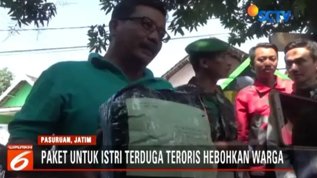 Paket berbentuk kotak berukuran sekitara 40 sentimeter persegi itu beratnya sekitar 2 kilogram.