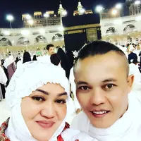 Seperti inilah potret kebersamaan Sule dan Lina saat menjalankan ibadah umroh pada Juli 2017. (Foto: instagram.com/ferdinan_sule)