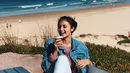 Disela kesibukannya, Amanda Rawles kerap bagikan momen saat bersantai di pantai. Baik saat berada di Bali, Labuan Bajo hingga di Australia. Dalam penampilannya yang kasul, gaya dari aktris yang hobi main tenis ini selalu menawan. (Liputan6.com/IG/@amandarawles)