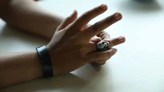 Demam batu cincin membuat semua orang hobi memakai aksesoris tersebut. Namun, kadangkala permasalahan timbul ketika penggemar cincin tersebut sukar untuk melepaskan cincin tersebut. Dan cara sederhana ini, dapat mengatasi masalah tersebut.